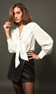 Blouse BLANCHE AVEC NOEUD Edna EN SATIN MANCHES BOUFFANTES - Neck Tie Blouse Featuring Puff Sleeves