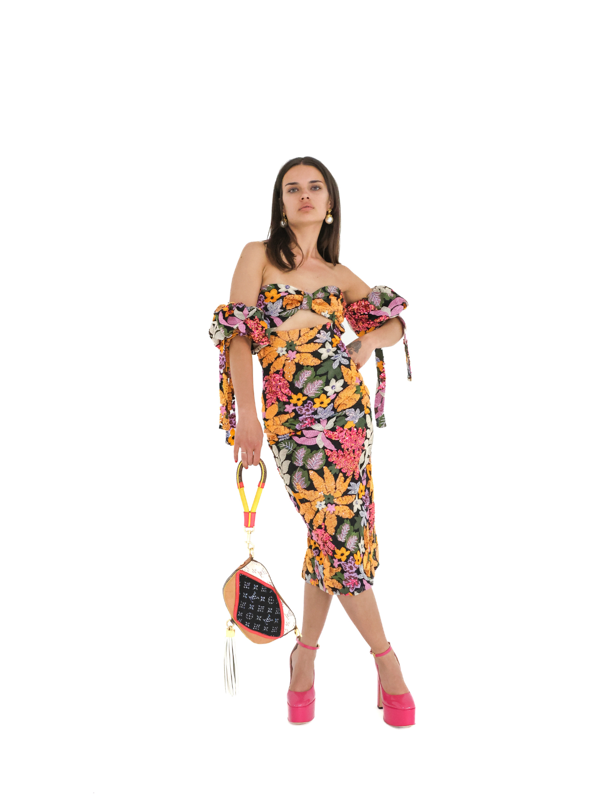 Femme portant une robe midi fleuris