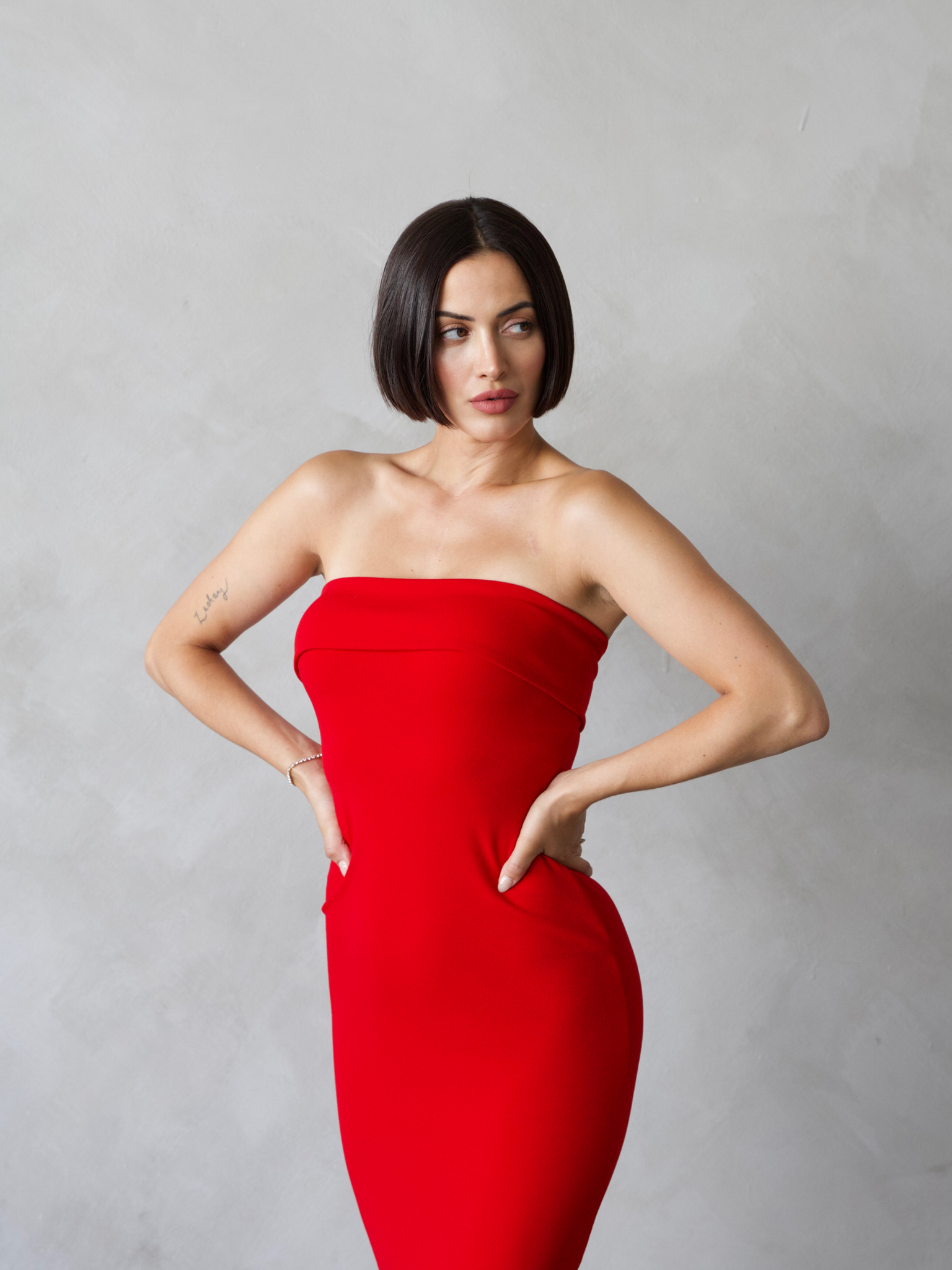 Femme portant une robe rouge élégante