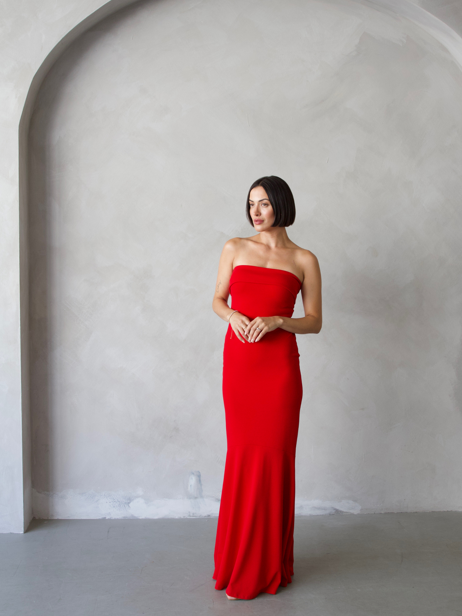 Femme portant une robe longue rouge dans un studio