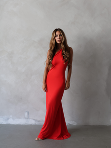 Femme portant une robe longue rouge élégante