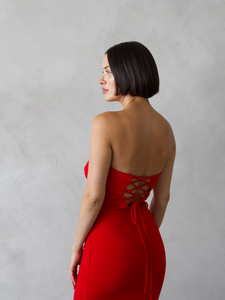 Femme portant une robe rouge avec le dos lacé