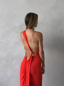 Femme portant une robe longue rouge à dos ouvert