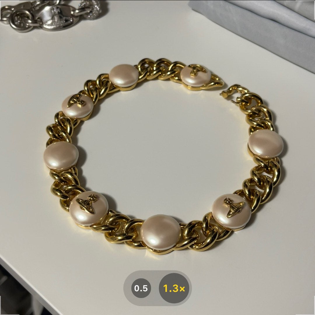 Vivienne Westwood Emmylou necklace in gold - Location
