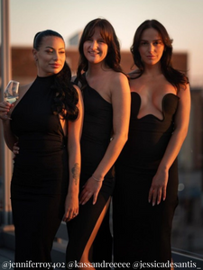 Trois femmes portant toutes des robes longues noires 